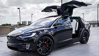 Tesla Model X Vermietung Dubai