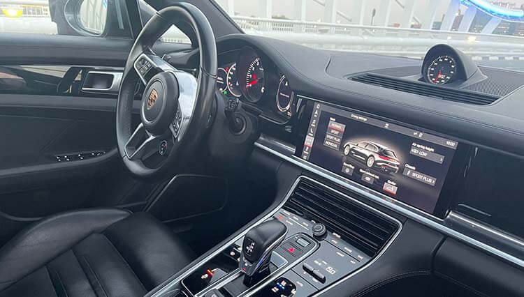 Rent Porsche Panamera in Dubai